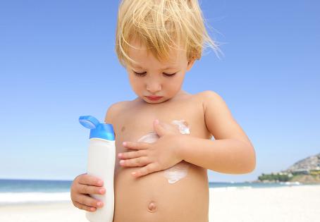 sunscreen-toddler-applying-sun-protection