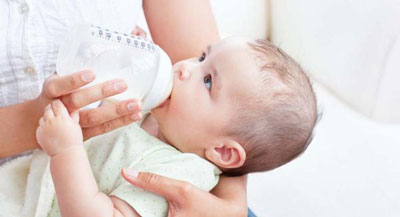 شیر خشک با شیر مادر چه تفاوت هایی دارد؟