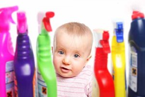 راهکارهایی برای کنترل مسمومیت کودک با مواد شوینده