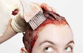 راهکارهایی برای تمیز کردن رنگ مو از پوست