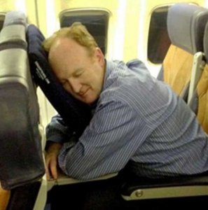 آموزش نحوه صحیح خوابیدن در هواپیما