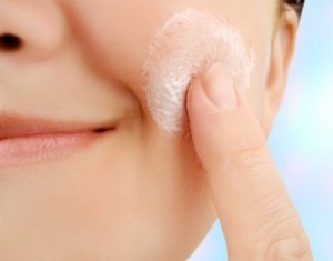 با کرم ضد آفتاب از افتادگی پوست جلوگیری کنید