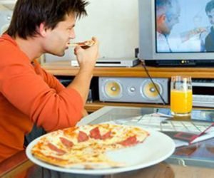 هشدار تلویزیون تماشا نکنید هنگام صرف غذا