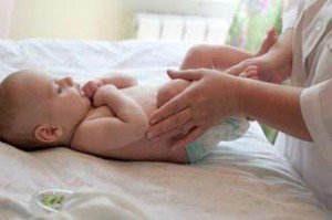 ماساژ کودک راهی برای درمان یبوست