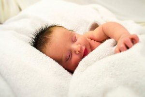 چگونه برنامه خواب کودک را تنظیم کنیم 