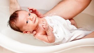 بهترین زمان برای استحمام نوزاد پس از تولد چه زمانی هست