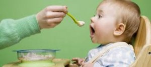 عوارض غذا خوردن نوزاد قبل از شروع موعد تغذیه 