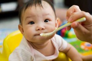 قبل از 6 ماهگی به نوزادان غذا ندهید