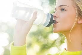 سه دلیل قانع کننده برای نوشیدن آب زیاد در فصل گرما