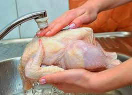 این اشتباهات را هنگام شستن مرغ مرتکب نشوید
